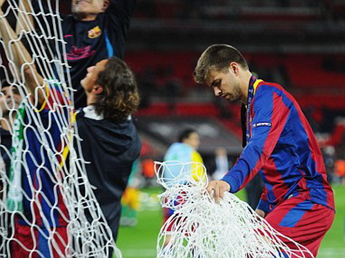 Mừng vô địch, Gerard Pique “chôm” lưới sân Wembley